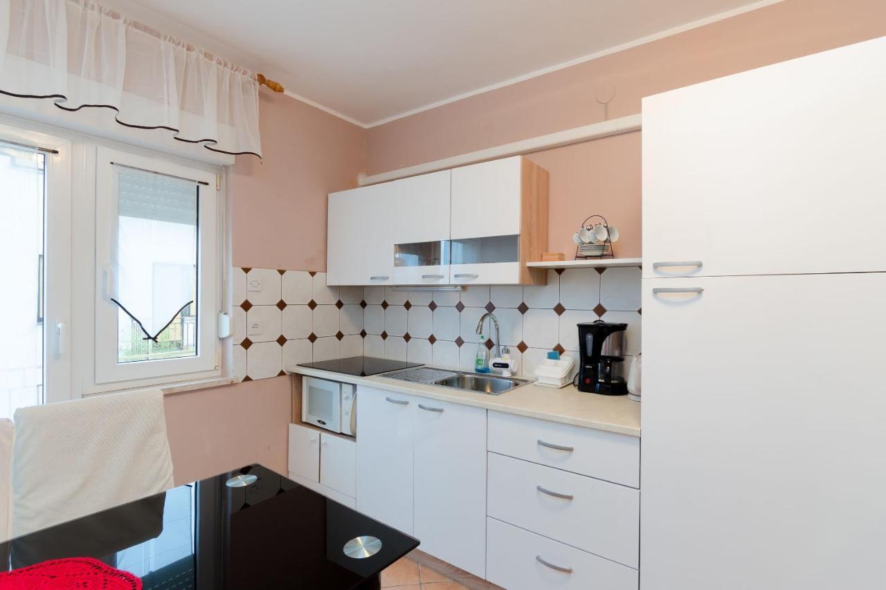 Apartments And Room Mirjana 드라말리 외부 사진