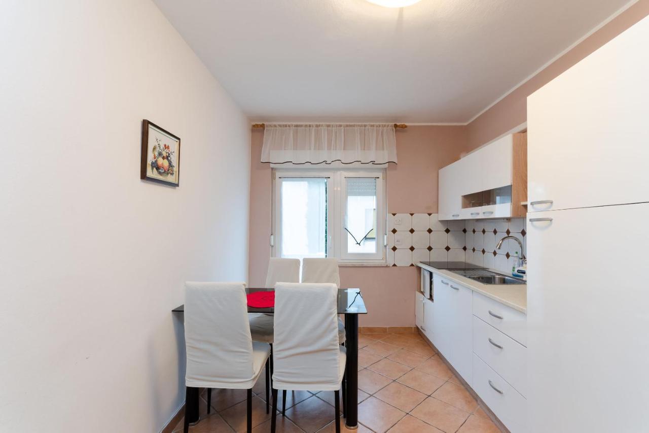 Apartments And Room Mirjana 드라말리 외부 사진