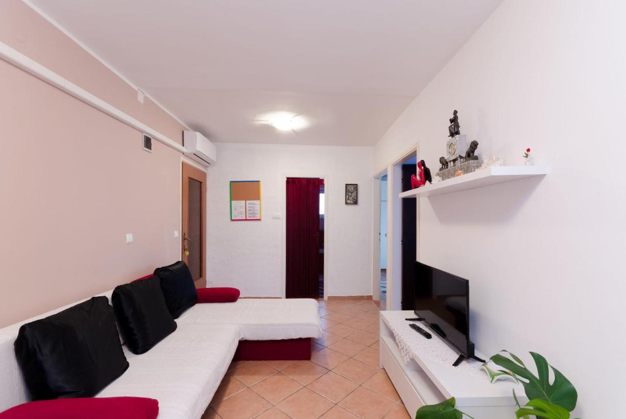 Apartments And Room Mirjana 드라말리 외부 사진