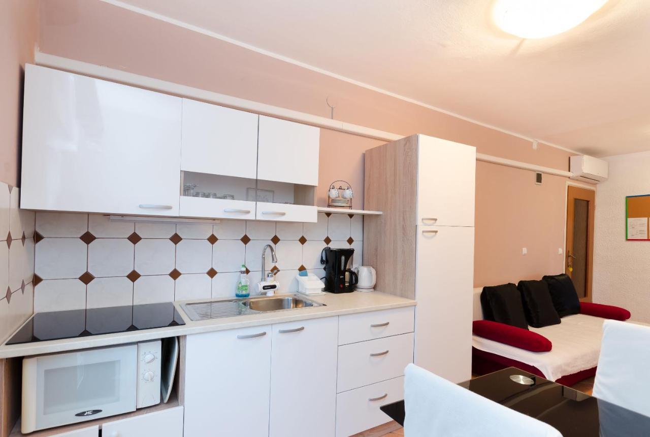 Apartments And Room Mirjana 드라말리 외부 사진